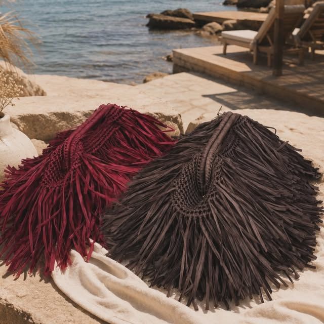 Bodrum sahilinde NUCCA hasır çantalar